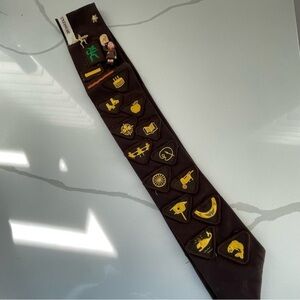 Vintage Canada Girl Guides Brownies scouts sash with 34 patches badges 1980s euc